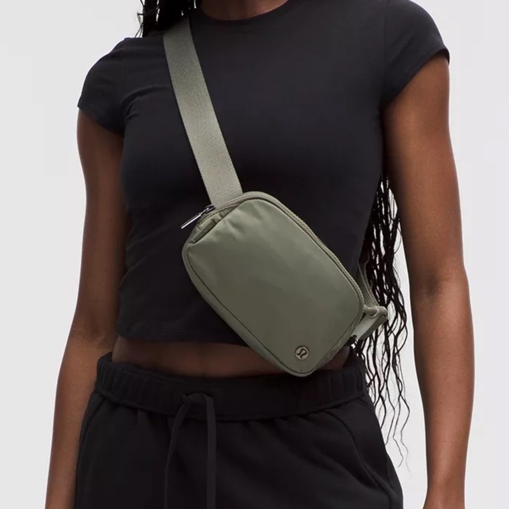 Lululemon Everywhere Belt Bag 1L in Army Green